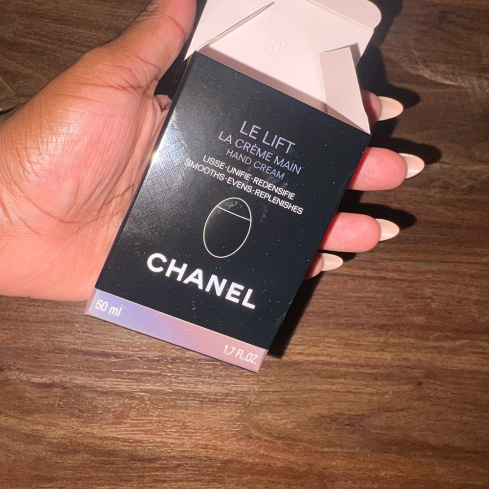 CHANEL Le Lift La Crème Main in Black - Picture 5 of 8